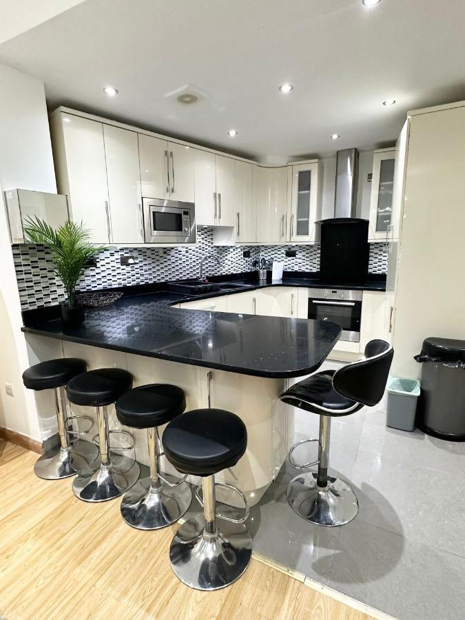Relaxing Room In Spacious House Londra Esterno foto