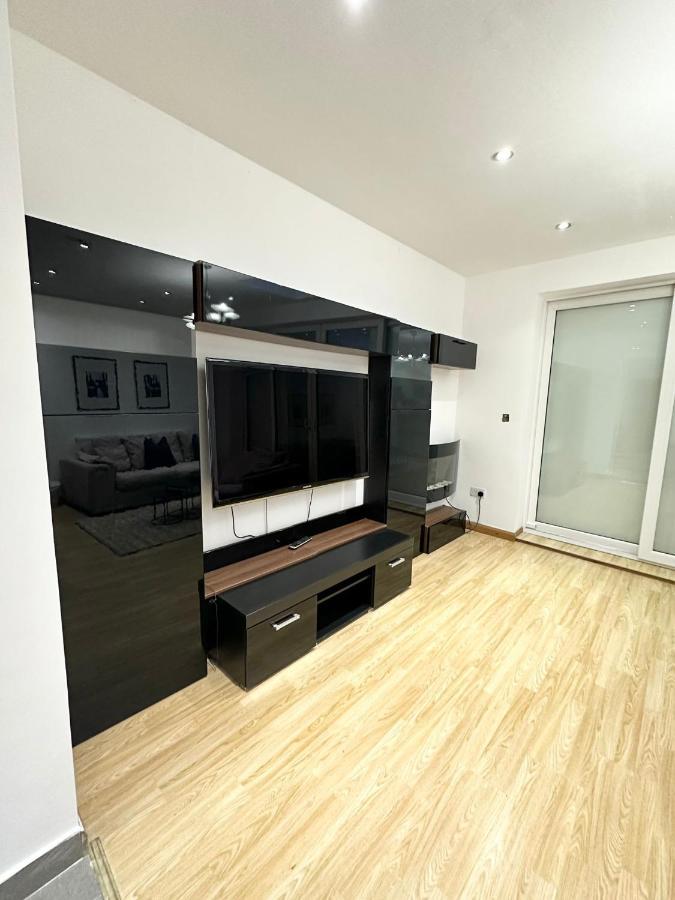 Relaxing Room In Spacious House Londra Esterno foto